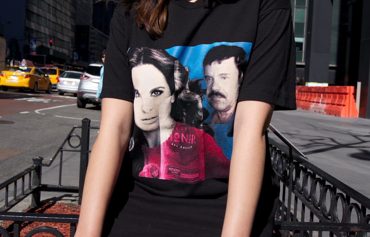 Aunque la actriz Kate del Castillo quiera distanciar su tequila de El Chapo, en camisas queda sellada la opinión algunos que sí creen que el narcotraficante la ayudó con "Honor".