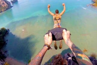 Este hombre hizo un salto BASE con el paracaídas atado a piercings en su espalda
