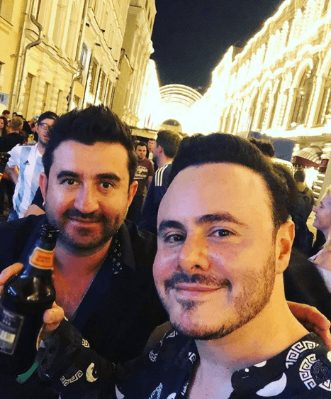 En entrevista con Televisa Espectáculos, el interprete aclaró: "Es tema de dos, estamos platicando. 
<b>Sherlyn es una mujer maravillosa</b> y esto preferimos mantenerlo entre nosotros".