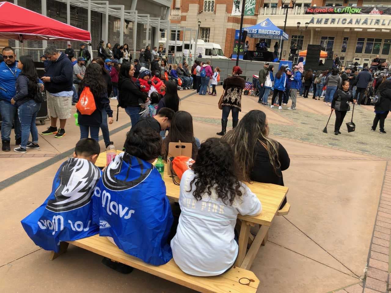 Varias familias mientras disfrutaban de los actos en tarima durante la actividad.
