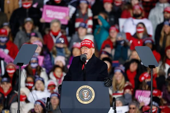 El presidente Donald Trump habla en un mitin en Grand Rapids, Michigan, el lunes 2 de noviembre de 2020.