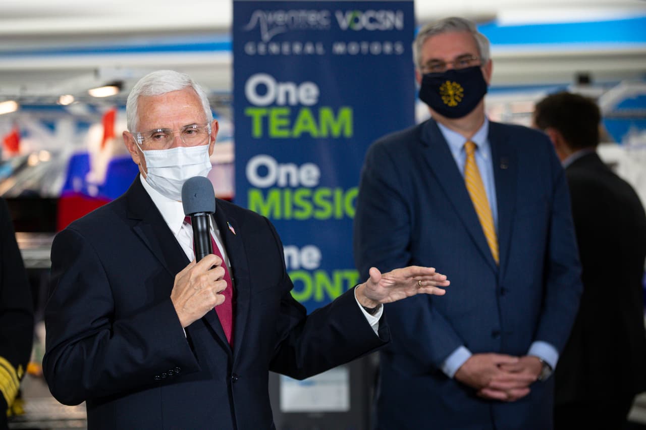 El vicepresidente Mike Pence en la fábrica de General Motors/Ventec en Kokomo, Indiana.