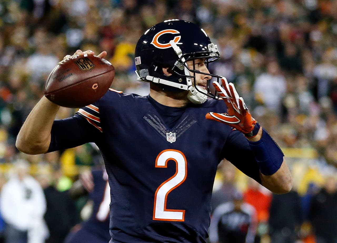 <b>55 QB - BRIAN HOYER: </b>
<i>FIRMADO POR</i>
<b> SAN FRANCISCO 49ERS</b>
<br>Tomando el relevo de un lesionado Jay Cutler, Hoyer se recuperó de cuatro actuaciones consecutivas de 300 yardas antes de caer con una lesión en el brazo que terminó la temporada a finales de octubre. La copia de seguridad ideal, puede mover una ofensa con más habilidad que muchos entrantes, sólo para que sus limitaciones vienen a la vanguardia cuando está sobreexpuesto. EQUIPO INTERESADO: 49ERS