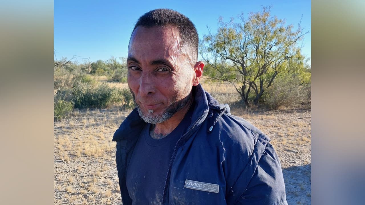 Un 
<b>miembro de la <a href="https://www.univision.com/local/dallas-kuvn/gonzalo-lopez-reo-muerte-texas-tatuajes-mexican-mafia-fotos" target="_blank">Mexican Mafia</a> que ya ha estado antes en la cárcel </b>y fue deportado a México en 2020 
<b>fue visto de nuevo en Estados Unidos, ahora en un rancho privado del condado de Kinney</b>, cerca de la frontera de Texas, de acuerdo con autoridades de Texas DPS.
<br>
<br>Su nombre es 
<b>Nery Flores Flores y los oficiales le dieron cargos de intrusión a la propiedad privada y de evadir arresto</b>. Él estuvo 16 años en prisión por agresión agravada con un arma mortal y después lo deportaron, dijo la policía.