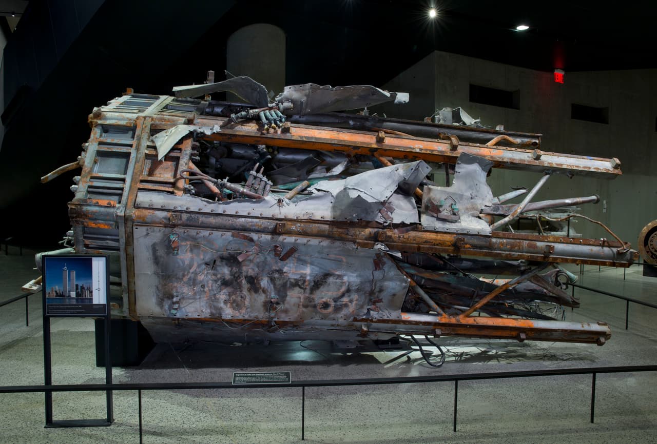 Un pedazo de la antena de la Torre Norte del World Trade Center. Para mayo de 2002, los trabajadores en la Zona Cero habían trasladado más de 108,000 camiones cargados de escombros de este complejo a un vertedero de Staten Island (1.8 millones de toneladas).
<br>
<br>De estos escombros se recuperaron numerosos objetos con un gran significado histórico.
<br>