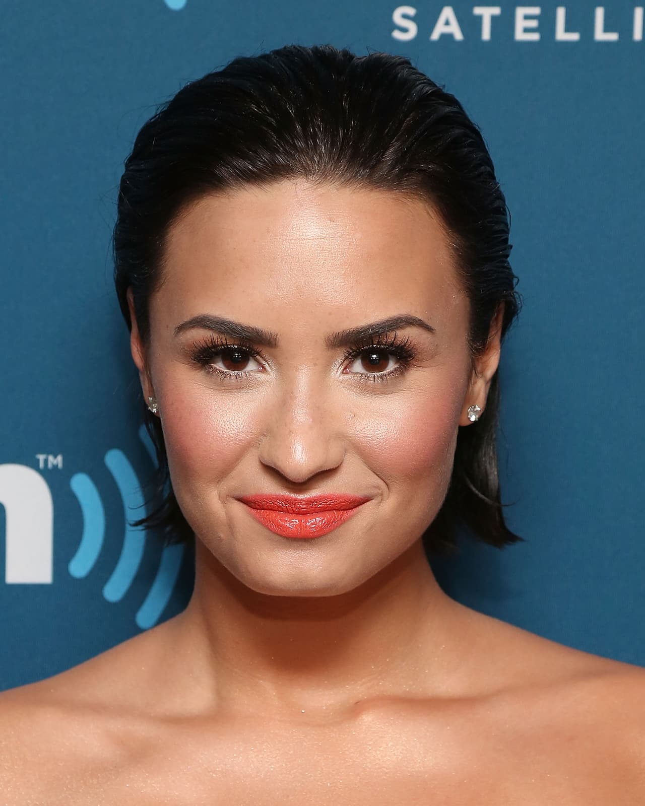 Demi Lovato sería la compañera que se burlaría de un 'make up' mal logrado y prestaría el suyo para arreglarlo.