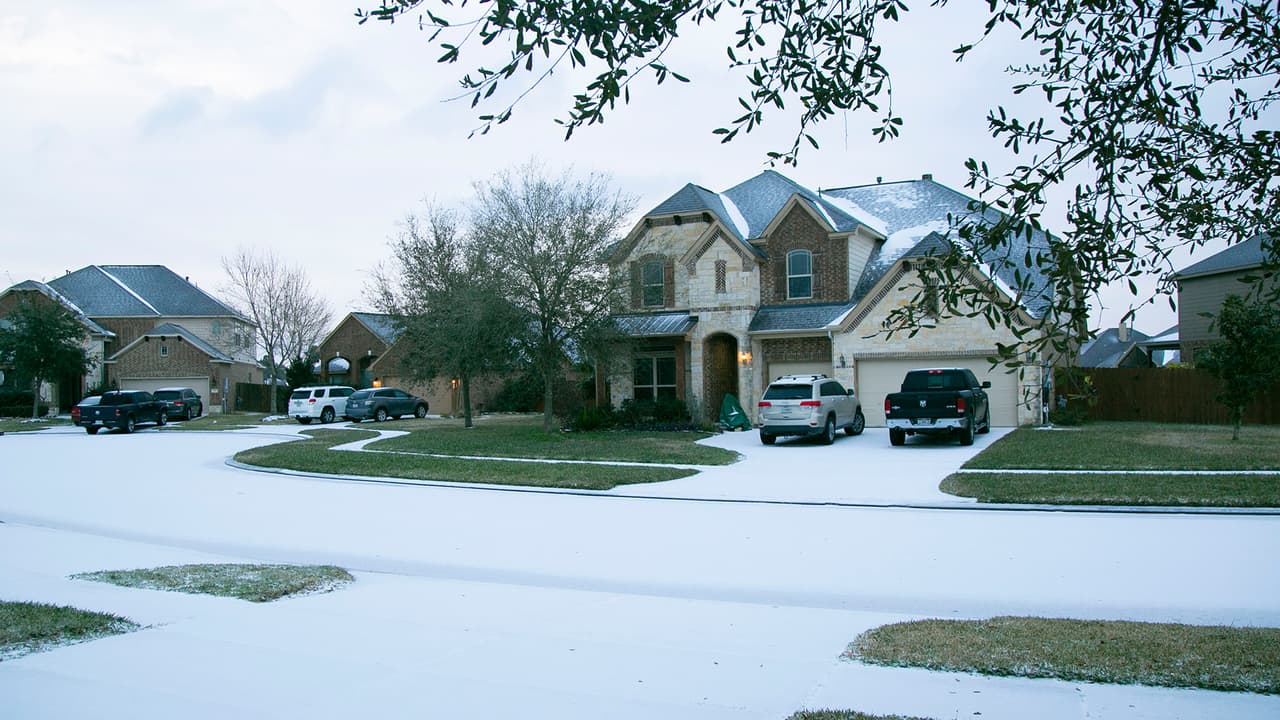 En la madrugada de lunes 15 de febrero hubo récord de temperaturas gélidas en toda el área metropolitana de Houston (10ºF en Houston, 16ºF en Galveston, 2ºF en Conroe, entre otras). Las calles quedaron cubiertas de un manto blanco.
