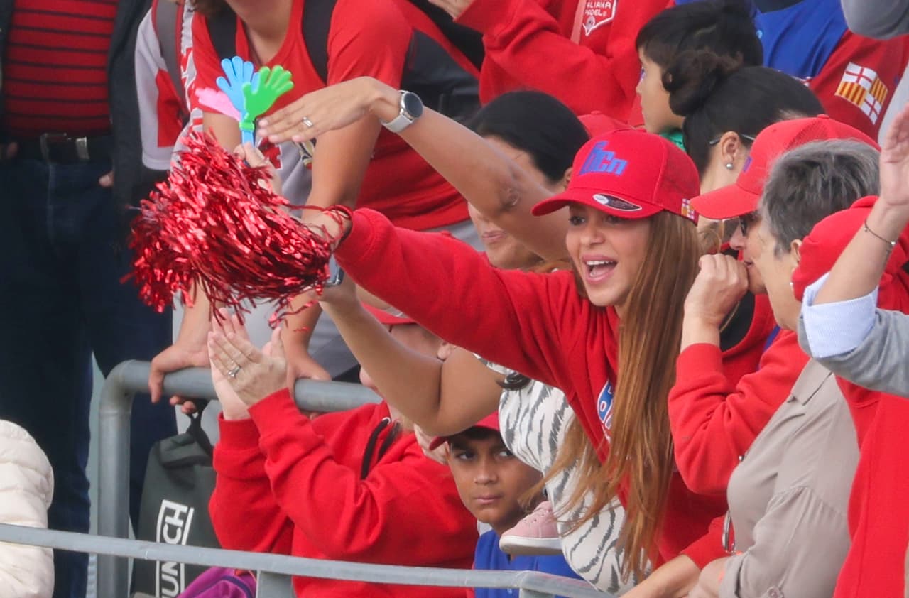 <b><a href="https://www.univision.com/famosos/shakira-estrena-monotonia-separacion-pique-video" target="_blank">La cantante de 'Monotonía'</a></b> se dejó ver con pompones y vestida con el uniforme del equipo de su hijo. 
<br>