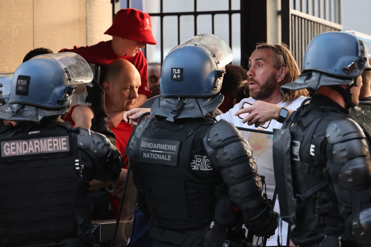 Aficionados sin boleto generan caos al meterse por la fuerza en las inmedicaciones del Stade de France.