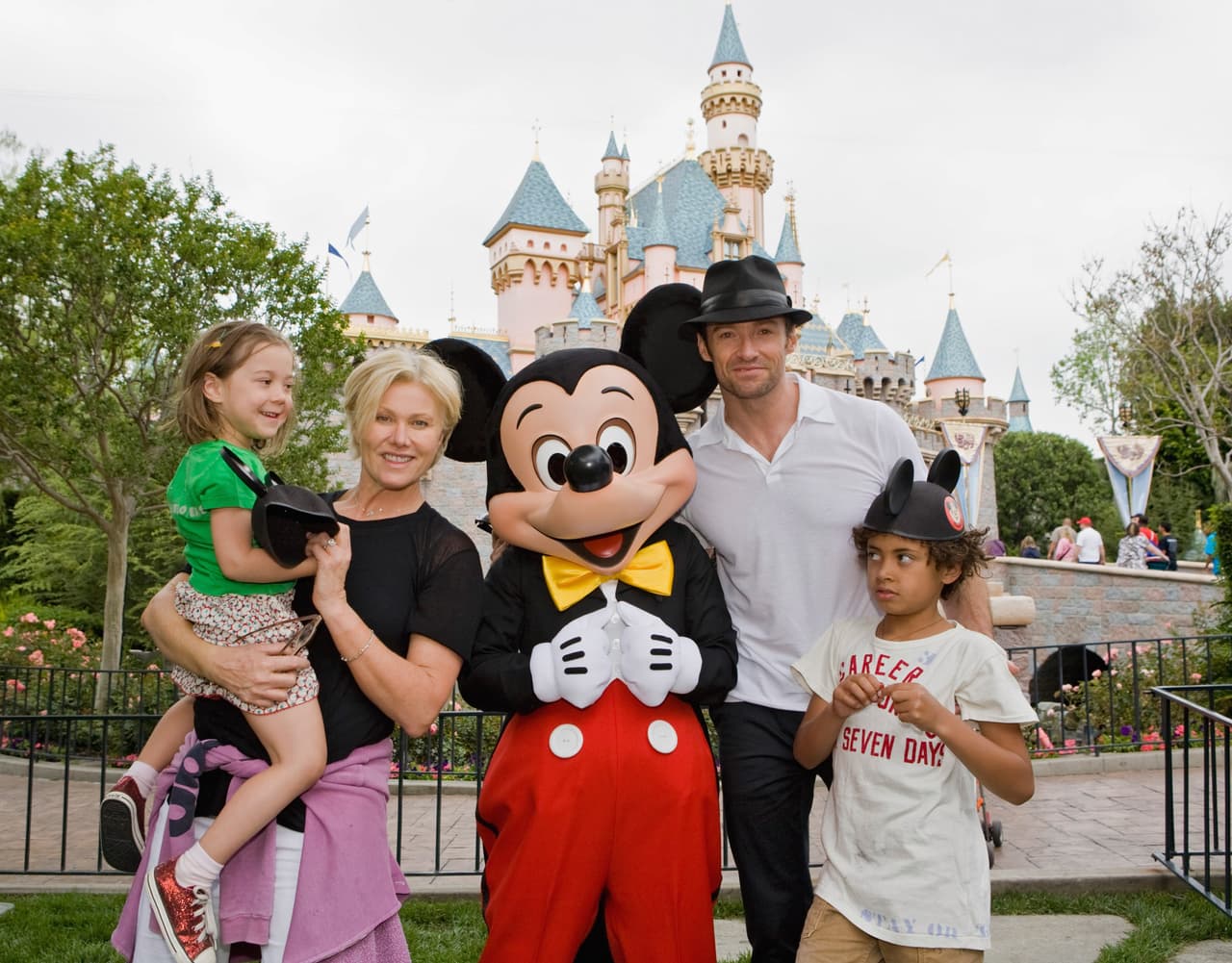 Hugh Jackman y su exesposa con sus dos hijos en Disneyland.