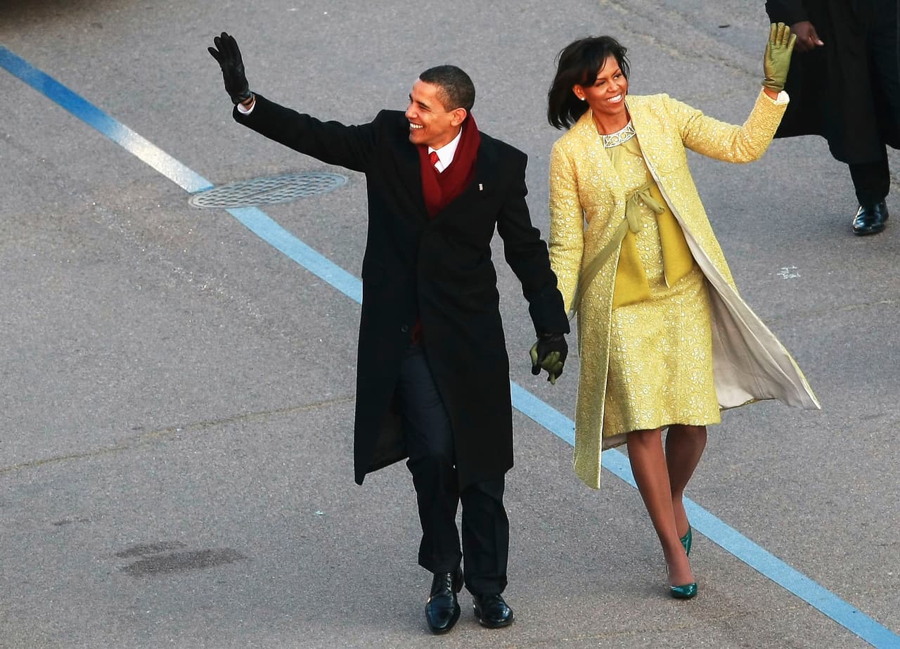 La irrupción de Michelle Obama en el mundo de la moda se inició justo ese 20 de enero de 2009, el día en el que su esposo tomó posesión de su cargo. Con un vestido de encaje amarillo diseñado por la creadora cubana Isabel Toledo, la Primera Dama dejó claro que su política iba a estar apegada a los asuntos del vestido.