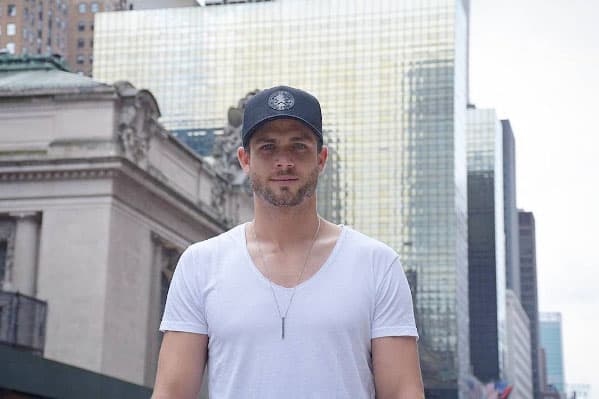 3. Le teme a las alturas y tiene una mala manía, se come las uñas de las manos.