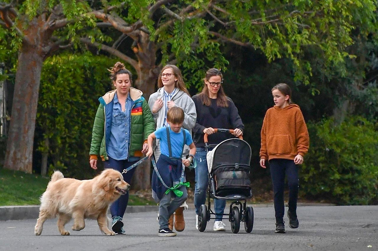 Cual mamá gallina, Jennifer Garner caminó por las calles de su vecindario, en compañía de sus tres hijos: Violet, Seraphina y Samuel, y de sus mascotas.