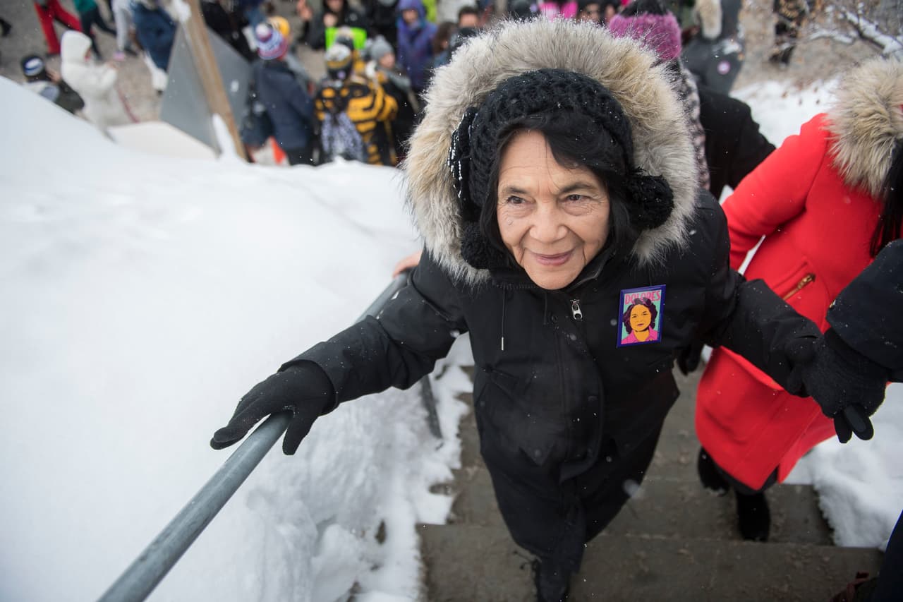 Huerta se ha convertido en férrea opositora a las políticas de Donald Trump. En la foto, sube a la tarima durante la Marcha de las Mujeres en Park City, Utah.
<br>