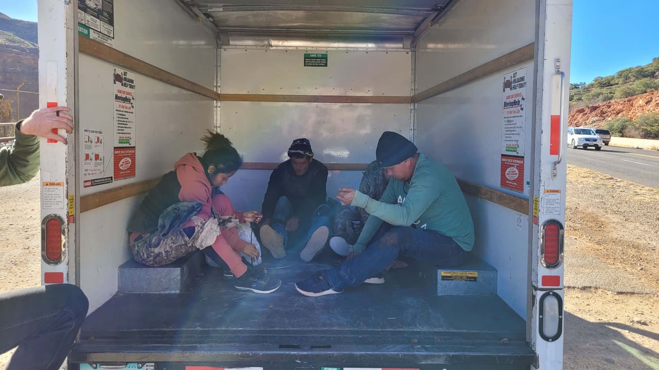 Por cuarta vez en las últimas semanas, un camión de U-Haul fue utilizado sin éxito para el contrabando. El conductor y los migrantes fueron arrestados y procesados según lineamientos.