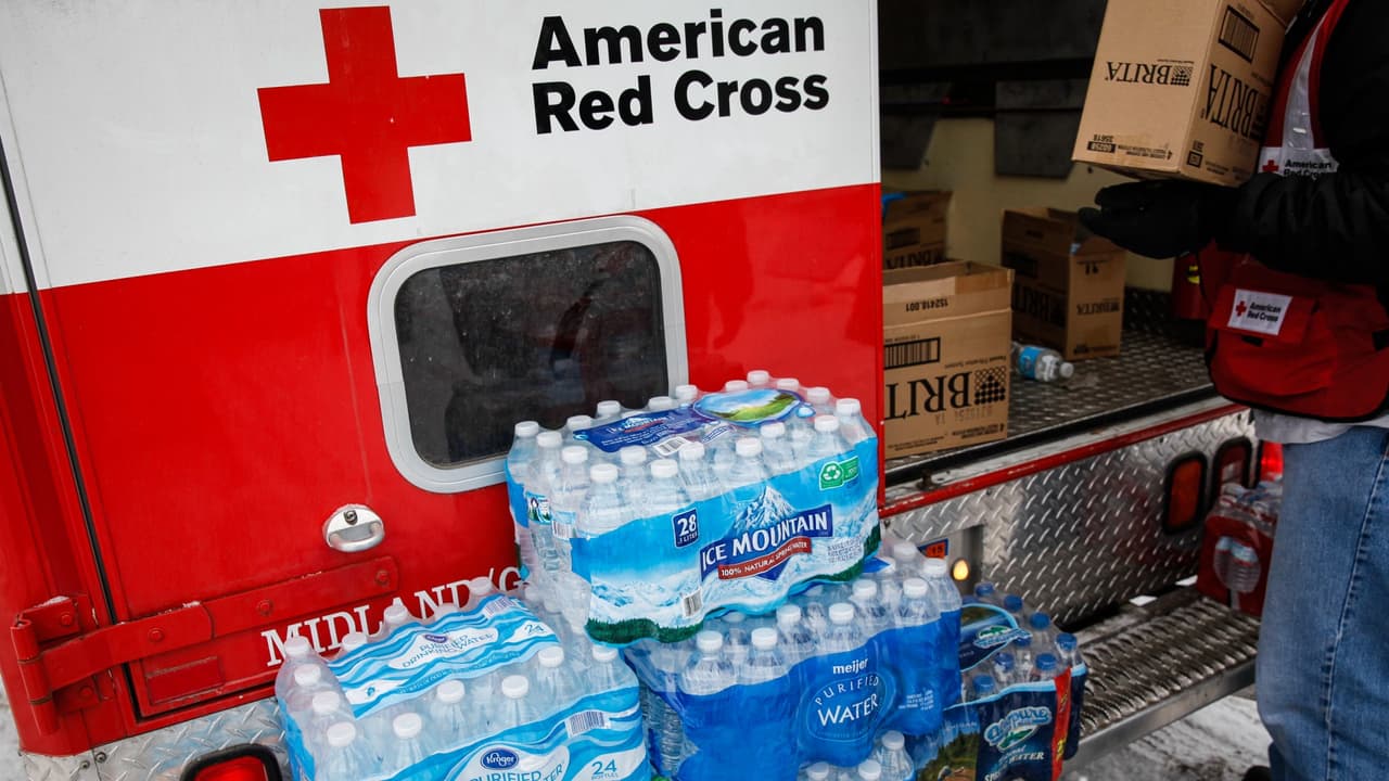 Cruz Roja abre sus puertas para recibir voluntarios durante paso de huracán Harvey en San Antonio
