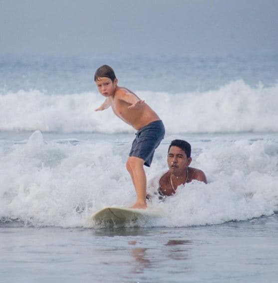 Gracias a sus publicaciones, podemos constatar que a Mateo Reina le gustan los deportes acuáticos como el surf, un gusto que heredó de su papá.
