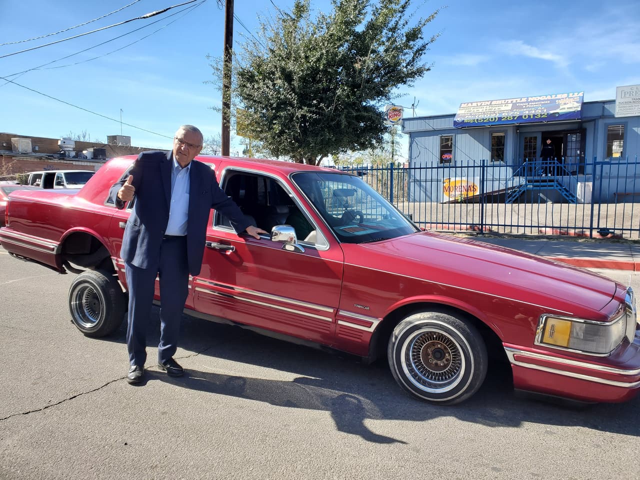 El exsheriff que fungió en el cargo por 24 años tiene contemplado viajar al interior de México para continuar con la promoción de su libro. Según el comunicado, durante cierto tiempo, los gobiernos de Estados Unidos y México le recomendaron no viajar a México debido a que varios carteles tenían contratos para matarlo por sus batallas contra el tráfico de drogas y la inmigración indocumentada. "Arpaio siempre ha dicho que nunca se dejará disuadir por amenazas, críticas ni gobiernos", señala el comunicado enviado a Univision Arizona.