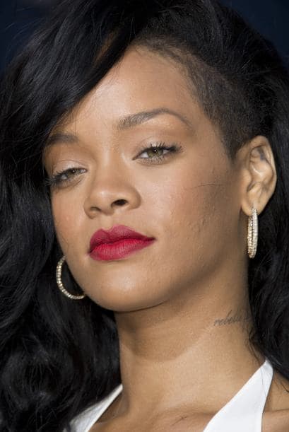 "Desgarradora noticia sobre el fallecimiento de Robin Williams. Que su alma ahora esté en paz!"-Rihanna.