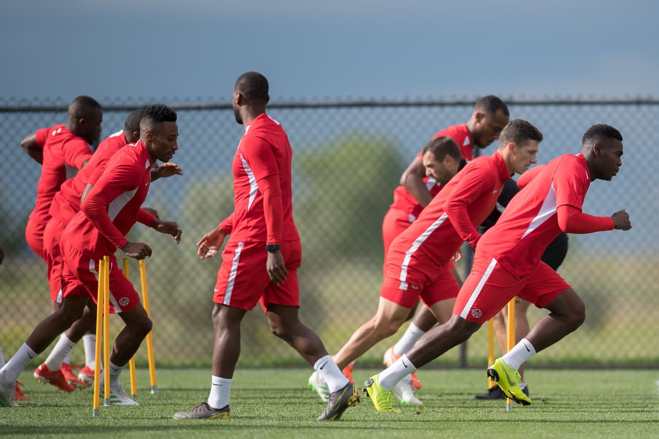 Bajo las órdenes de John Herdman, entrenador de la selección de Canadá, el equipo de la hoja de maple se entrenó para cerrar su preparación de cara a su importante partido ante México por la Copa Oro que se efectuará este miércoles en Denver. Jugadores jóvenes muy interesantes y con enorme potencial que militan en las mejores ligas europeas, son la parte medular de un equipo canadiense que, por lo visto, busca hacerle partido al Tri en el renglón de lo físico y el desgaste por correr en todo el campo.