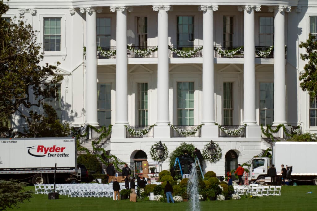 Así lucía parte del Jardín Sur de la Casa Blanca el viernes, mientras avanzaban los preparativos de la boda. Los balcones Truman y de la Blue Room se veían decorados con flores.