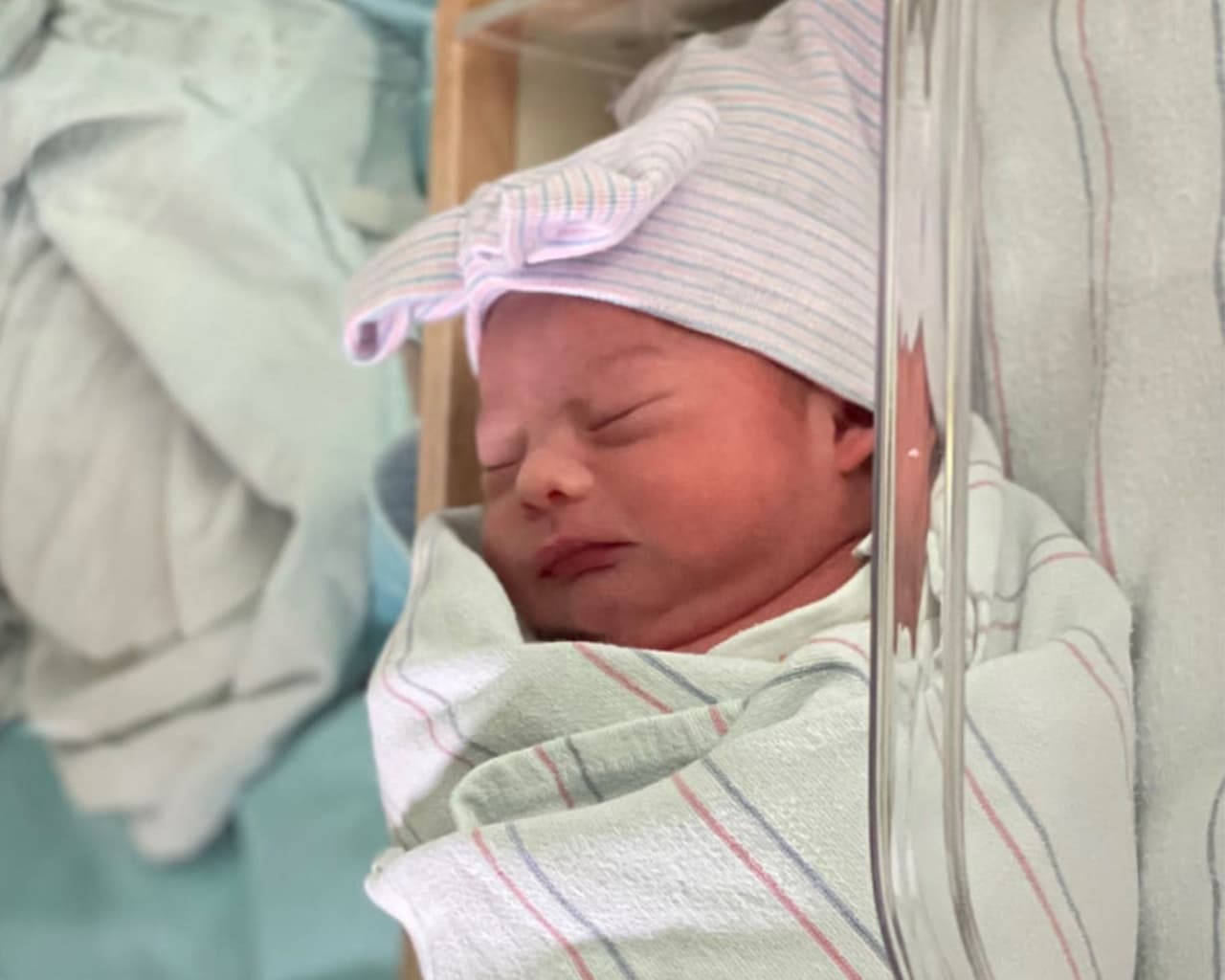 <b>Los gemelos tienen tres hermanos mayores, dos niñas y un niño</b>. Madrigal dijo que su hijo mayor estaba emocionado porque uno de los bebés era un niño y que su familia no podía esperar para conocerlos. 
<br>