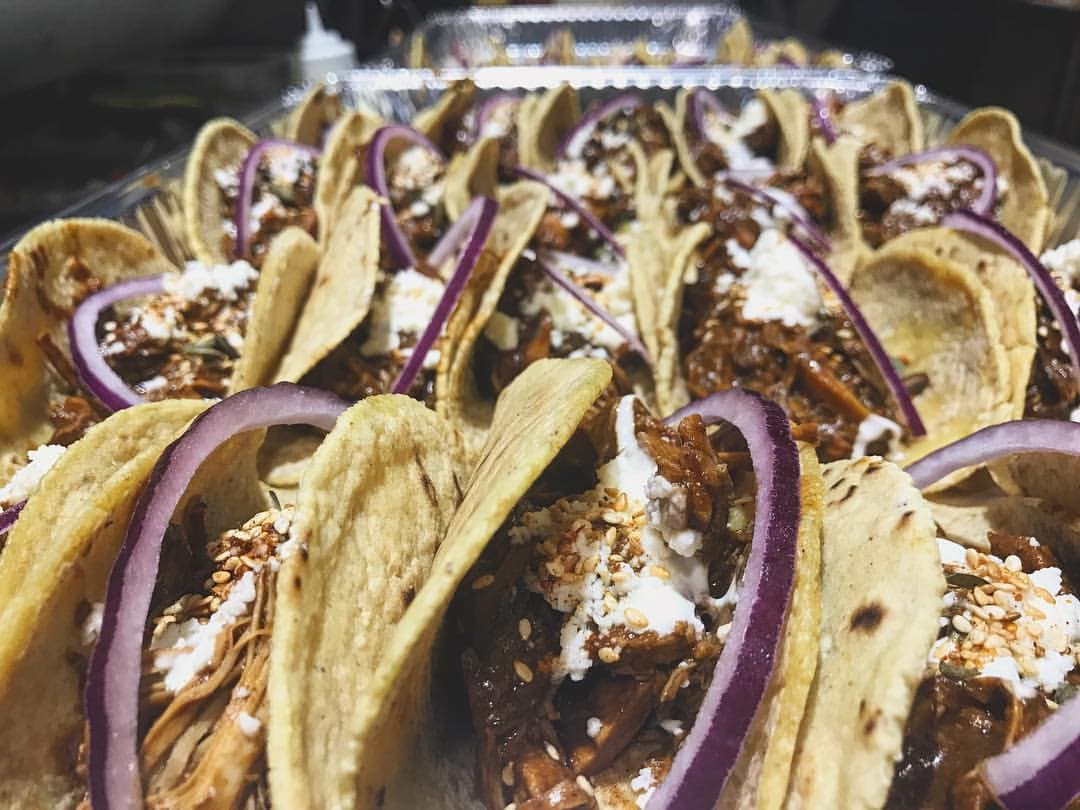 <b>Ubicados en el corazón del barrio Boyle Heights en el este de Los Ángeles, Guisados ha estado en los diferentes listados de "mejores tacos" desde su inauguración en el 2010</b>. Si bien, en el último ranking publicado por Eater LA no aparecen, lo cierto es que siguen siendo los preferidos de muchos angelinos.
<br>Este 2019 fueron reconocidos como el mejor 'small business' o la mejor 'microempresa del año de Los Ángekes'. Quienes ya se tentaron, pueden ordenar un cochinita pibil taco o uno de pollo con mole, en cualquiera de sus cuatro locaciones: Echo Park, Wets Hollywood y Burbank.