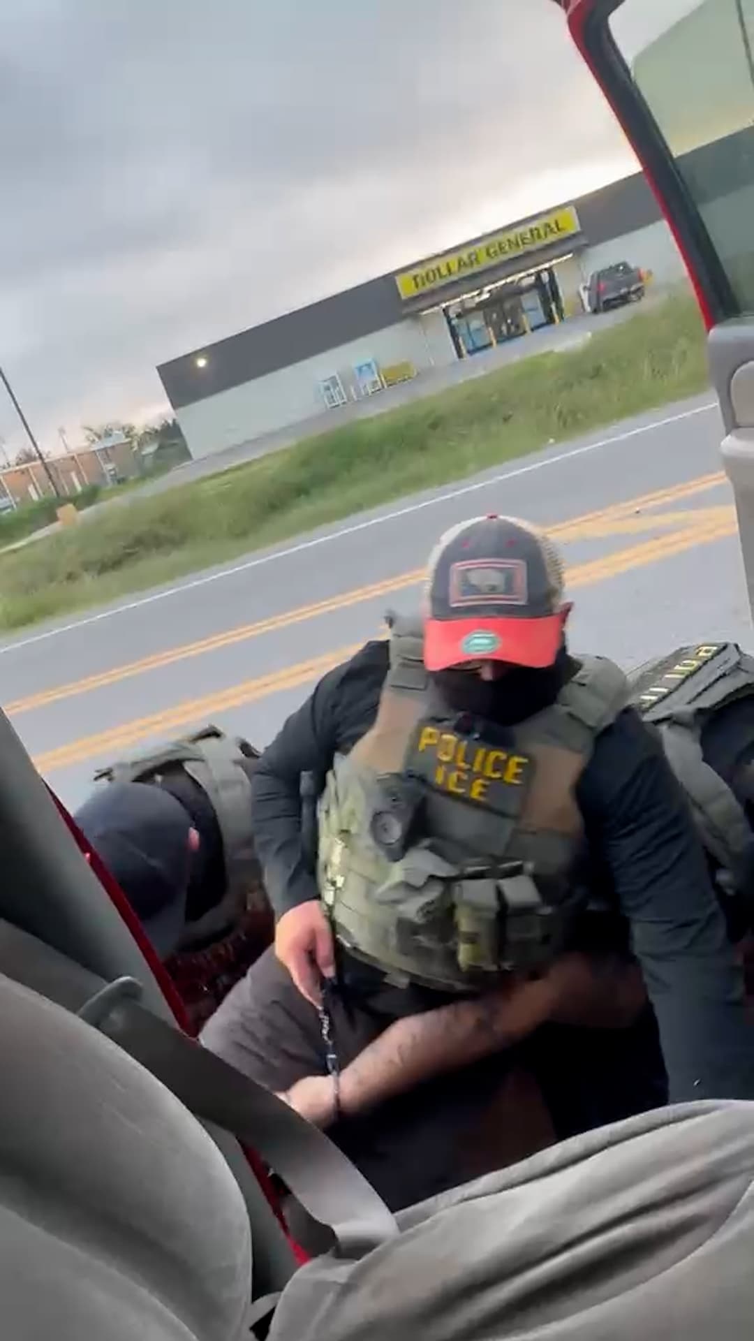 ICE detiene a un ciudadano estadounidense frente a su esposa embarazada y a su hija de un año