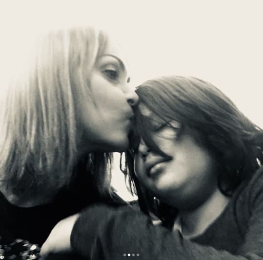 "¡Pasan los días, años, horas segundos! Y aunque el tiempo transcurra en su forma, jamás dejaré de agradecer a Dios por darme lo más hermoso que una madre puede tener, un hijo que me enseña, que me estimula, que me da vida, sueños y esperanzas", publicó la actriz junto a esta imagen.