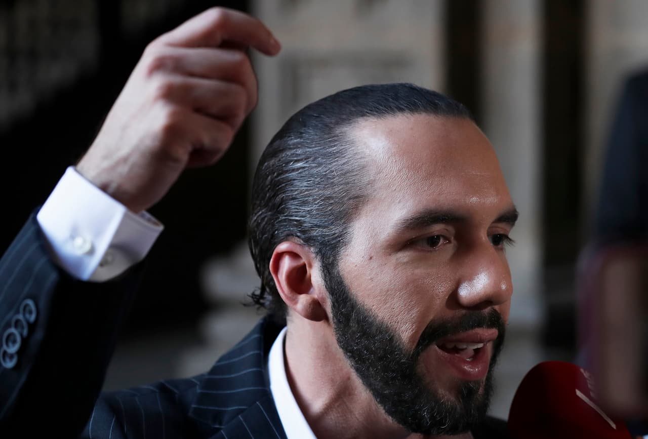 Bukele recibe a Pompeo para abordar una solución para los migrantes salvadoreños