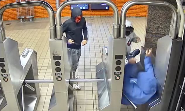 Asaltan, golpean y acuchillan a hombre de 64 años en una estación de subway de Manhattan