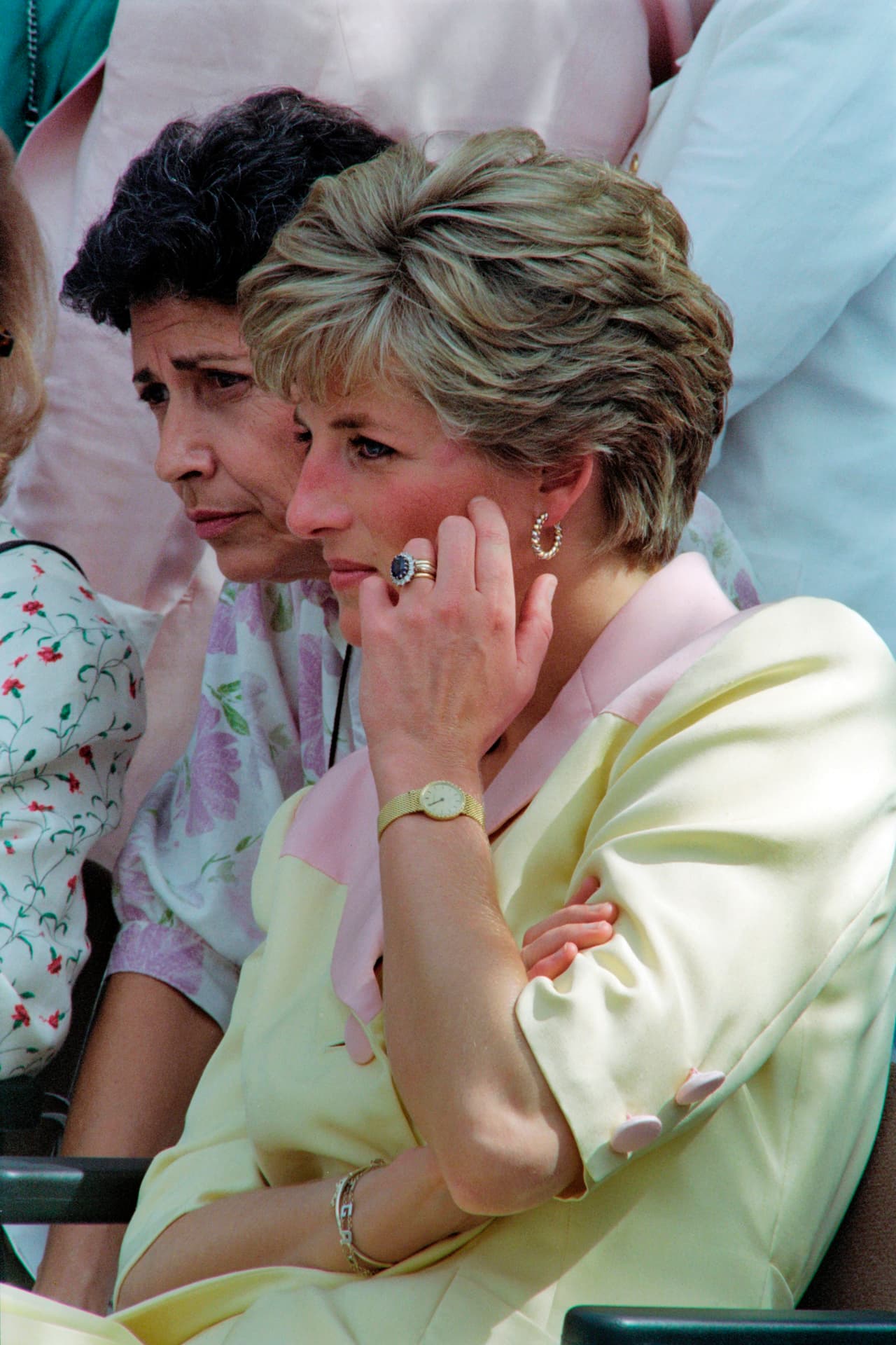 Al casarse, Lady Di tenía 19 años y de acuerdo con las grabaciones, ella se describía a sí misma como una persona sola e intimidada por entrar a una de las monarquías más importantes del mundo.