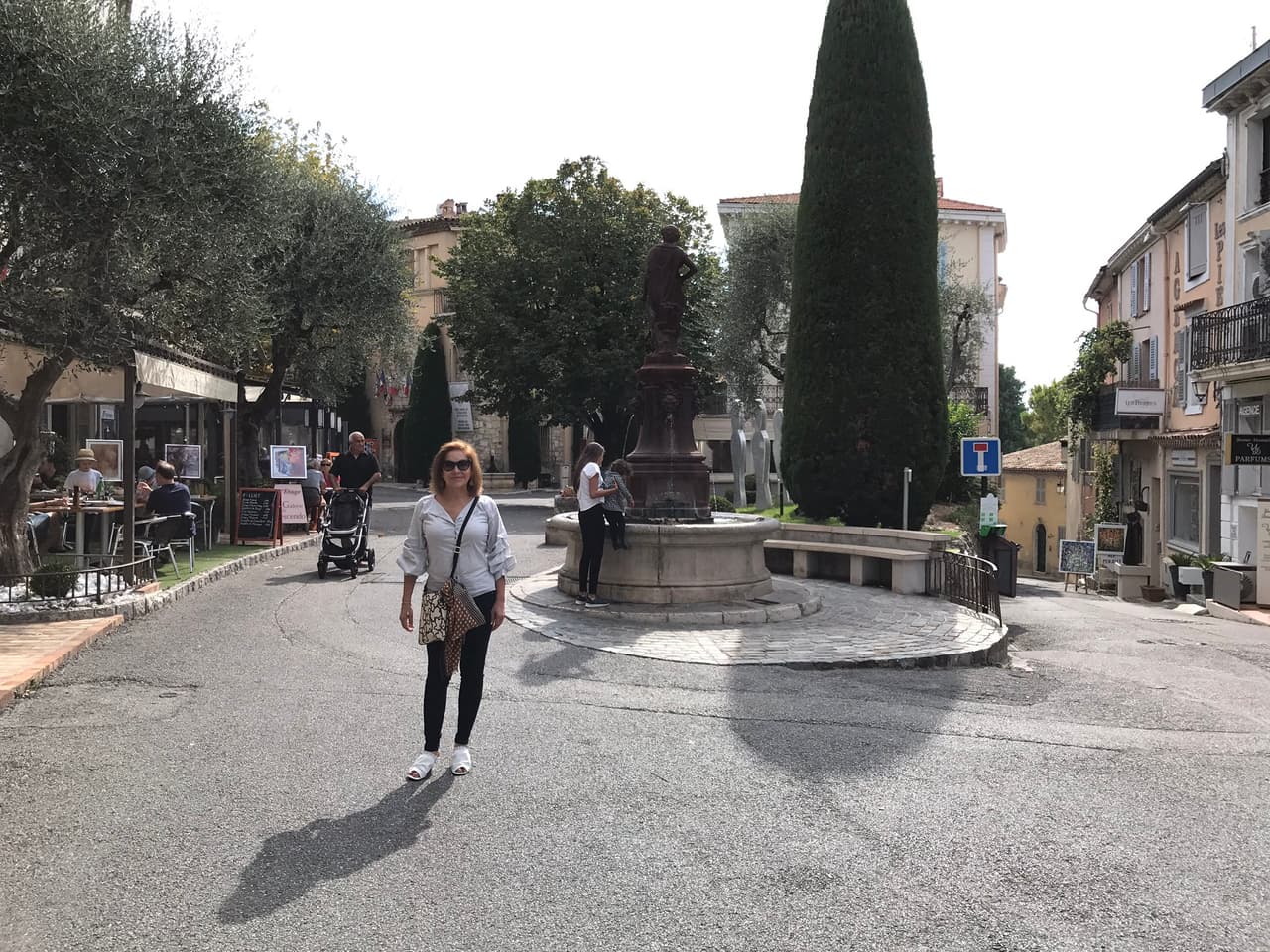 Al otro lado del mundo, en Mougins, Francia.