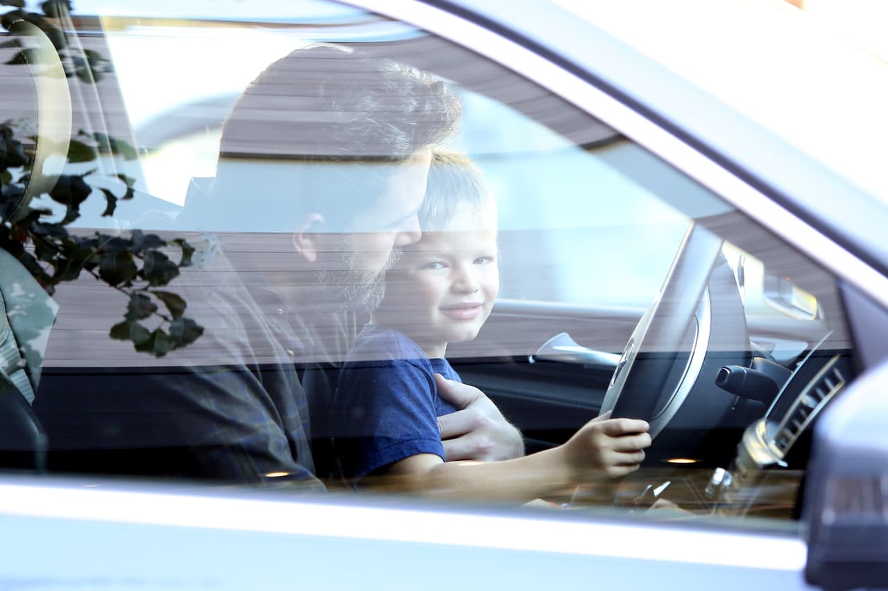 Ben lo pasó al asiento delantero.