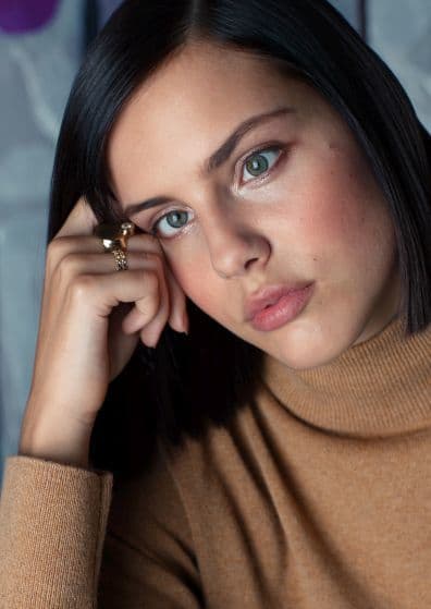 Si no tuviera estrabismo, Moffy sería una chica como las demás y seguramente le habría sido más difícil encontrar como modelo. Sin embargo, gracias a su mirada bizca esta joven ha conseguido protagonizar los anuncios de marcas como & Other Stories (parte de H&M) y aparecer en portadas.