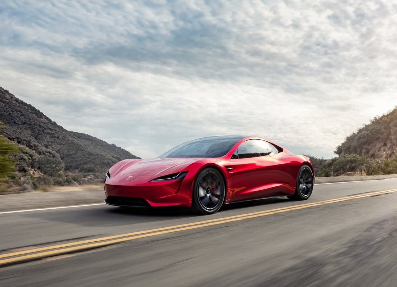 En 2017, Tesla anunció la nueva versión de su vehículo original, el Tesla Roadster. Cuenta con un precio inicial de 200,000 dólares y una autonomía de 620 millas (998 kilómetros). Según el fabricante, este deportivo eléctrico es capaz de acelerar de 0 a 60 mph (98 km/h) en 1.9 segundos.
