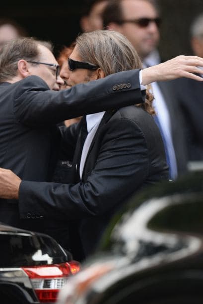 Familiares y amigos de James Gandolfini se dieron cita el día de hoy en la Catedral de San Juan el Divino, en Manhattan, para darle el último adiós al actor quien perdió la vida en Roma, Italia, mientras disfrutaba de unas vacaciones al lado de su hijo Michael. A la ceremonia asistieron poco más de 500 personas y sus amigoas más cercanos dedicaron palabras emotivas al actor de la serie “The Sopranos”. Aquí los videos más chismosos.