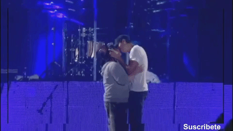 Enrique se toma su tiempo: habla con ellas, deja que lo toquen y luego las besa.