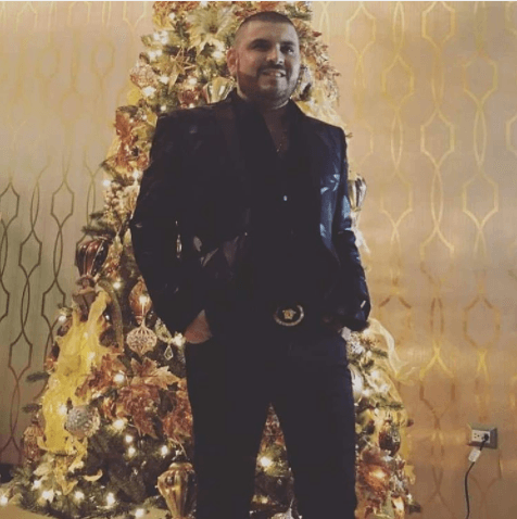 Alfredo Ríos, 'El Komander', intentó presumir su arbolito, pero casi termina tapándolo.