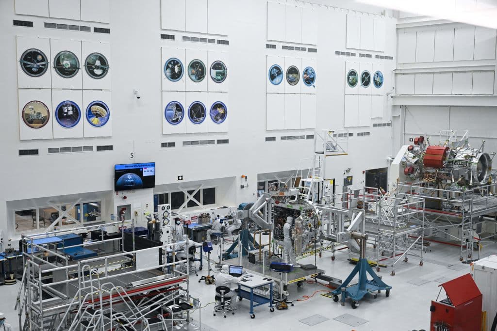 Este jueves 11 de abril, ingenieros y técnicos se mantenían concentrados en la parte final de la sonda, en el Laboratorio de Propulsión a Chorro (JPL) de la NASA en Pasadena, California.