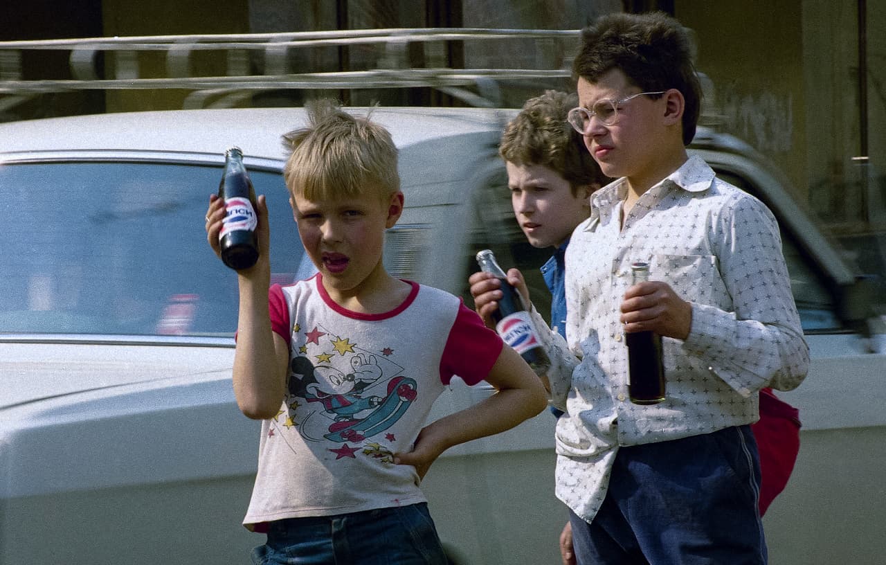 El último líder soviético, 
<b>Mikhail Gorbachev, había comenzado en los años 80 esfuerzos de apertura y democratización de Rusia</b>, cuya sociedad mostraba signos de agotamiento por décadas de vivir bajo el opresivo sistema soviético. 
<br>
<br>Foto de archivo del 27 de mayo de 1992, en Moscú, niños con refrescos de marca Pepsi Cola embotellados en Rusia, otra de las marcas que desembarcaron a inicios de los 90. 
<br>