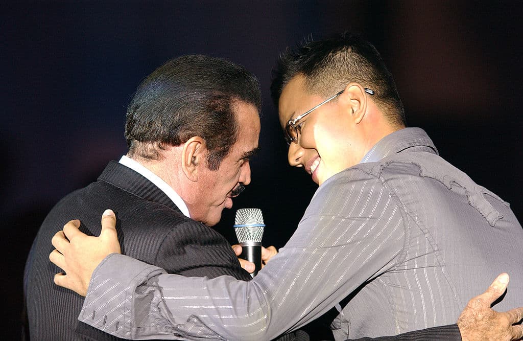 Zaa encabezó dos listas de Billboard en 2005, Tropical songs y Tropical Albums. 
<br>Foto: junto a Vicente Fernández en el tributo que se le hizo al Chente en el LARAS Person of the Year Tribute.