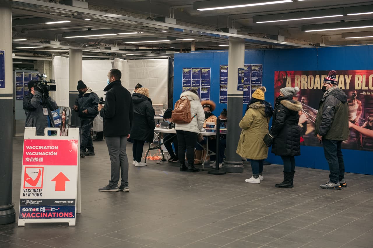 Desde que se abrieron los primeros sitios de prueba de coronavirus en el metro, se han visto largas filas.