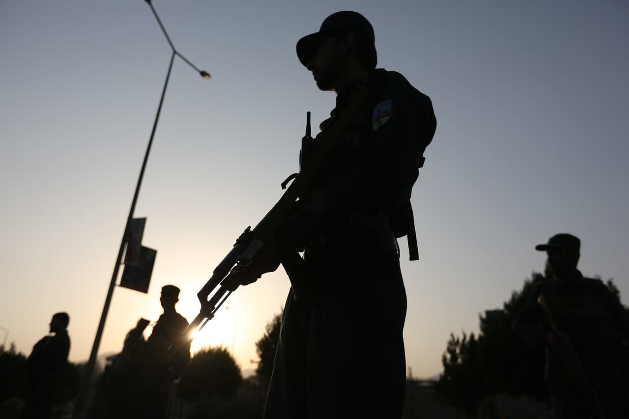 Miembros de las fuerzas de seguridad afganas hacen guardia tras un ataque a la Universidad Americana en Afganistán en Kabul, Afganistán, el 25 de agosto de 2016. El ataque causó 10 muertos. (AP Foto/Rahmat Gul)