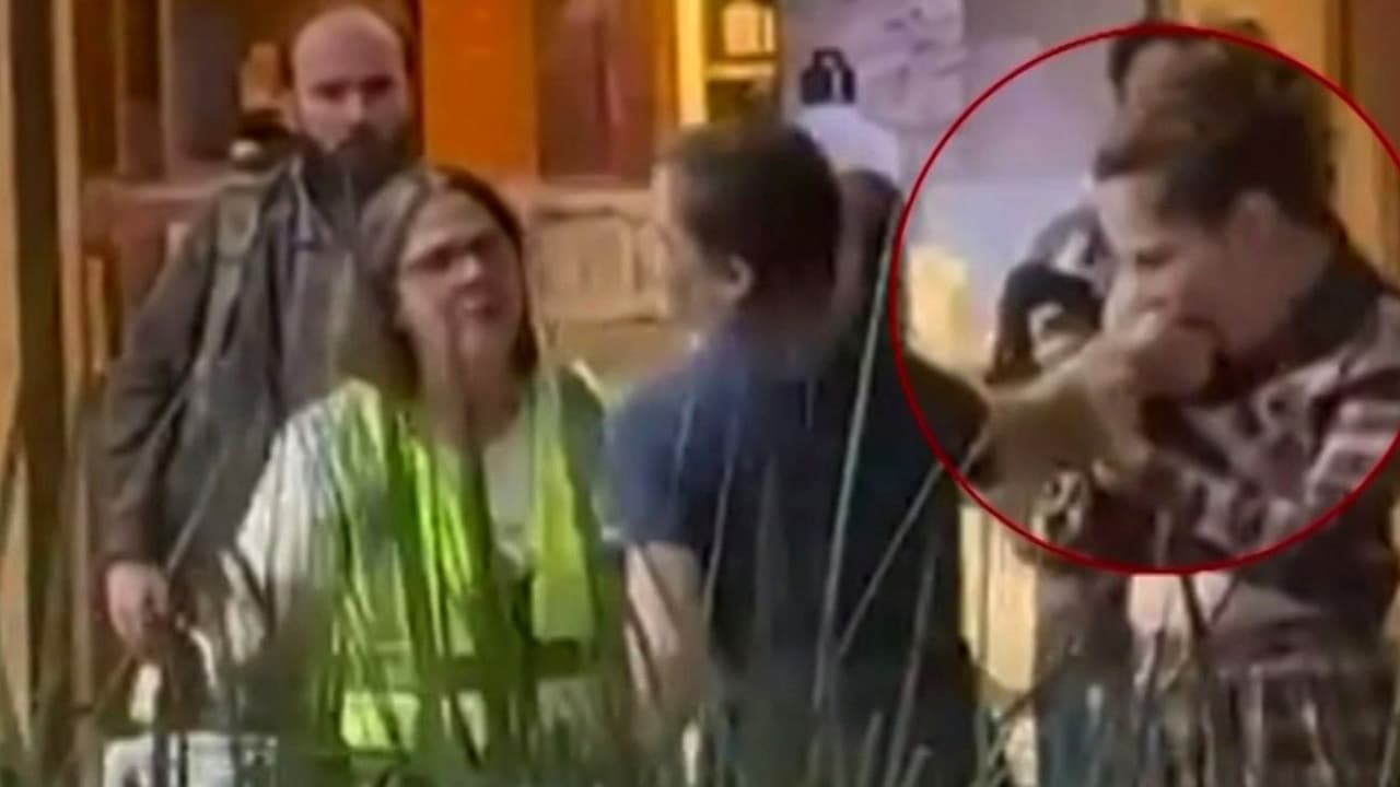 Mujer explota por conflicto vial en lujosa zona de México y ataca a mordidas a una ciclista