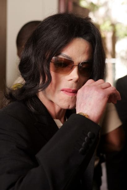 El 20 de noviembre del 2003 se presentó ante las autoridades en Santa Barbara, CA, recibió 7 cargos por abuso a menores. Fueron 5 meses de juicio, sin embargo, fue absuelto de todos los cargos.