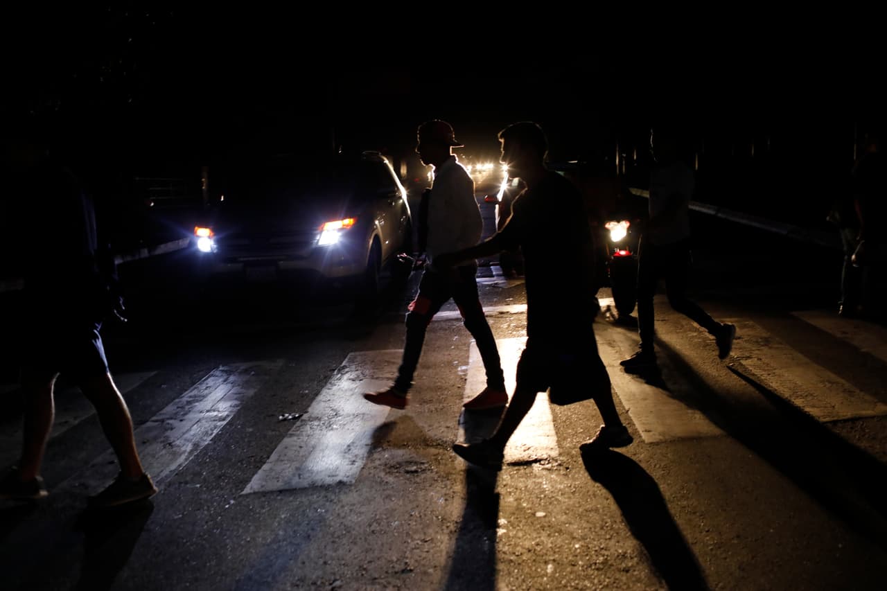 Muchas personas se vieron en la necesidad de irse caminando hasta sus casas tras el apagón que afectó el servicio del metro. “Esto me parece horrible. Esto es un desastre”, afirmó Reni Blanco, una educadora de 48 años citada por la AP, mientras caminaba junto a cientos de personas por una acera de una avenida del este de la capital.