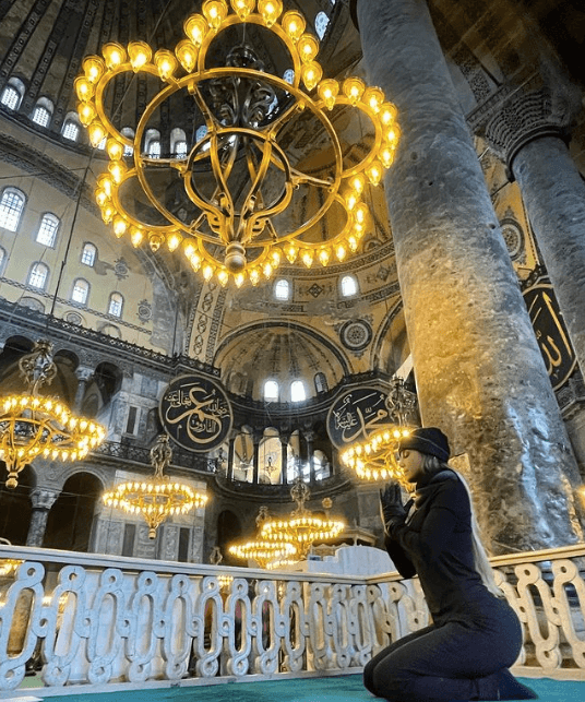 En este destino, la actriz visitó una mezquita, en donde aprovechó para agradecer por cada momento que ha disfrutado en esta vida.