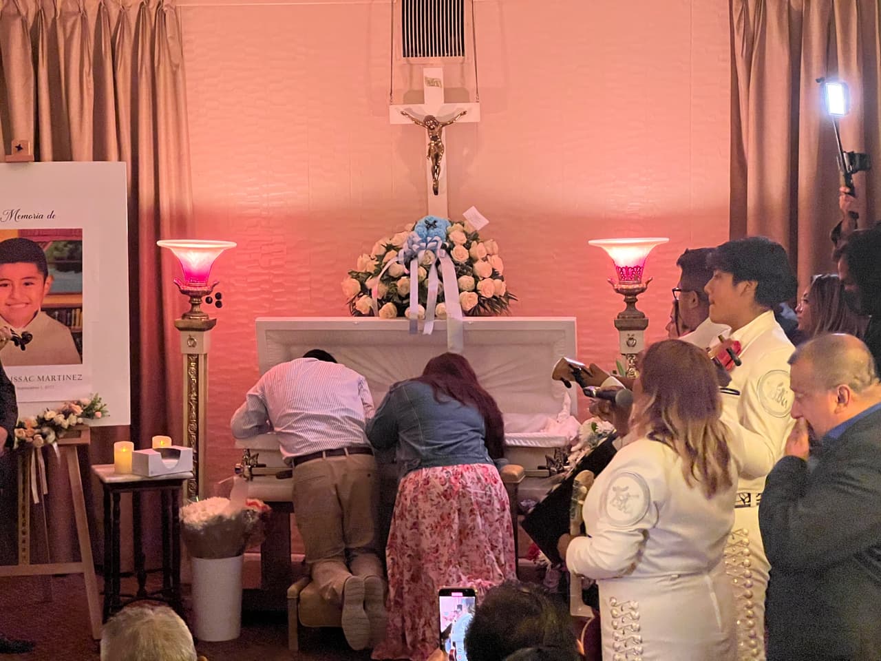 Ante el pequeño féretro, 
<b>sus padres se pusieron de rodillas, para susurrarle frases de amor </b>y despedida al pequeño niño que, en vida, les decía que su sueño 
<a href="https://www.univision.com/local/nueva-york-wxtv/sueno-nino-jonathan-martinez-comprar-casa-papa-fotos" target="_blank">era comprarles una casa, cuando fuera grande</a>.