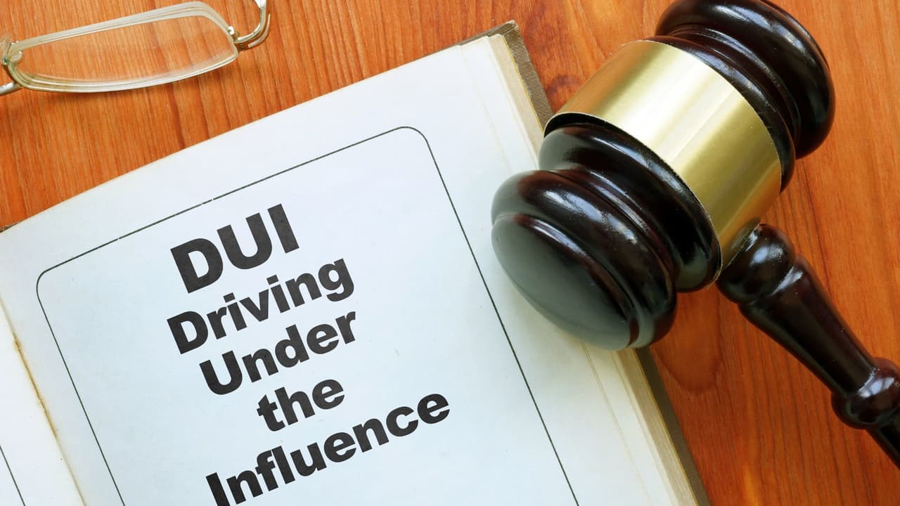 ¿Cuáles son las sanciones por conducir bajo la influencia del alcohol en California?